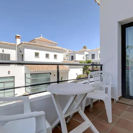 011 Bright And Spacious With Private Pool *
