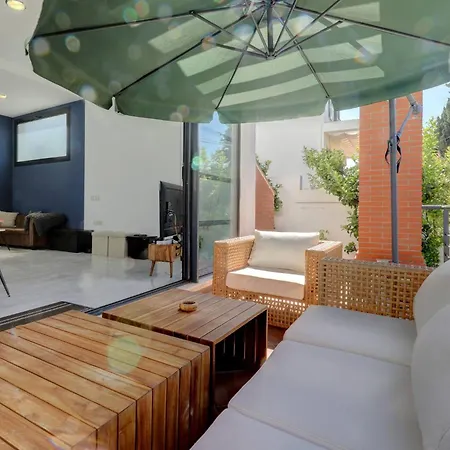 011 Bright And Spacious With Private Pool *